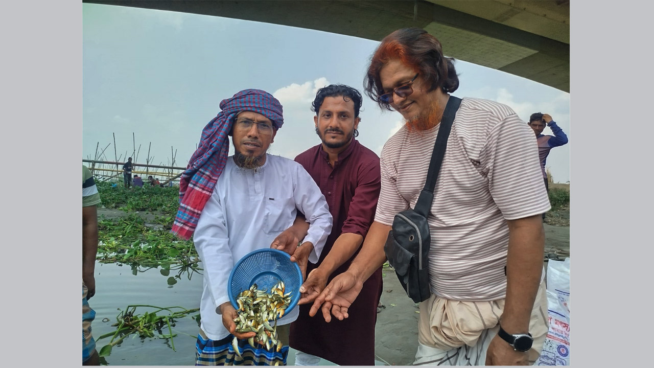 গোমতী নদীতে ১০ হাজার মাছের পোনা অবমুক্ত করলেন বক্তা রফিক উল্লাহ আফসারী