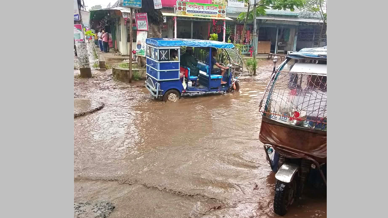 সামান্য বৃষ্টিতেই সড়কে জলাবদ্ধতা