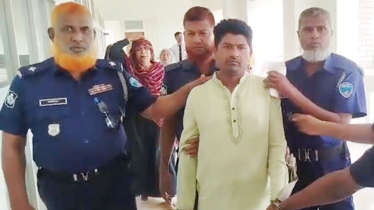 রায়ের পর মৃত্যুদণ্ডপ্রাপ্ত আসামি ময়নাল হোসেনকে কারাগারে নেয়া হচ্ছে