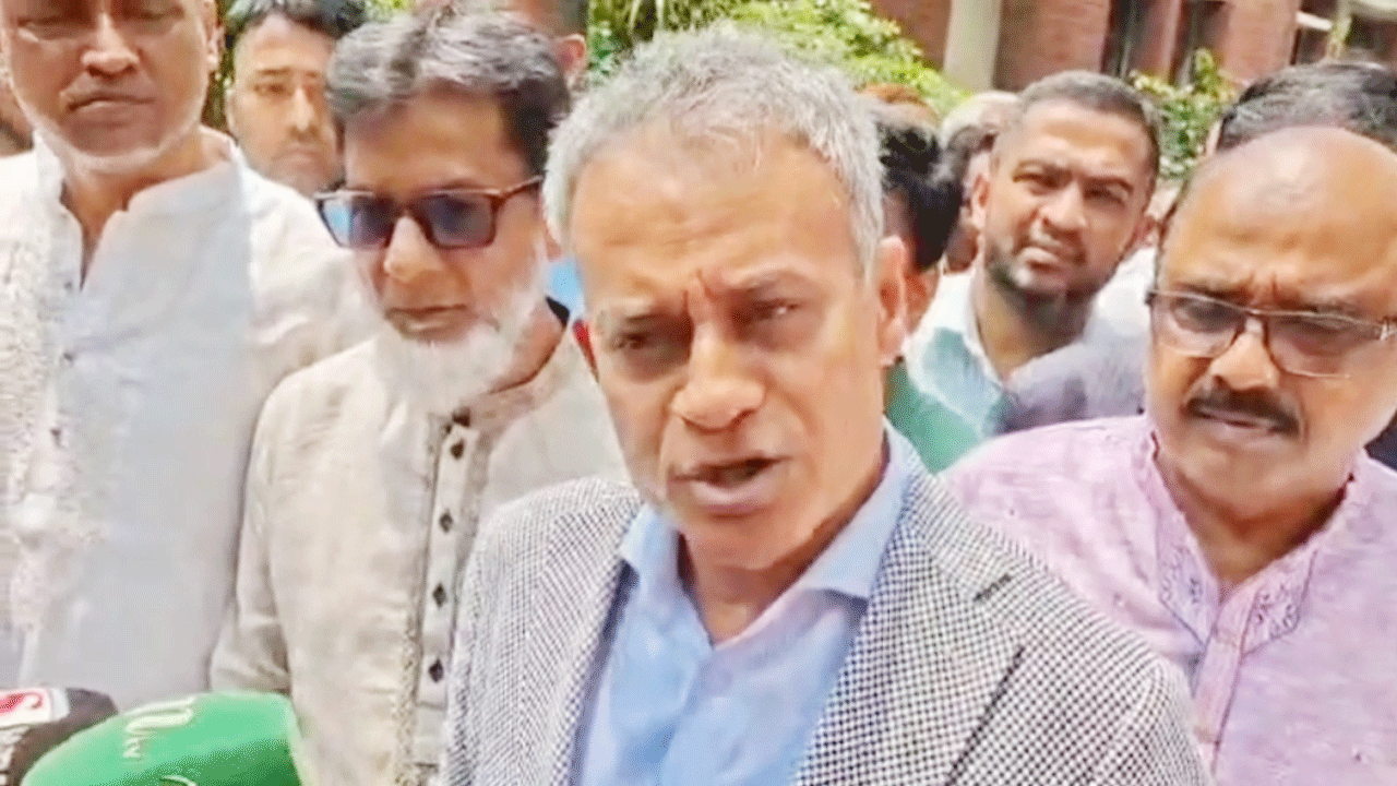 সাংবাদিকদের সাথে কথা বলছেন সড়ক পরিবহন ও সেতুমন্ত্রী রবিউল আলম