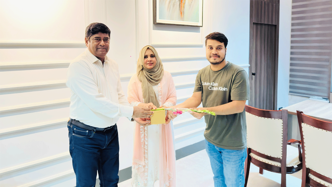 সম্মাননা গ্রহণ করছেন দৈনিক নয়া দিগন্তের কুমিল্লা বিশ্ববিদ্যালয় প্রতিনিধি মো: মানছুর আলম অন্তর