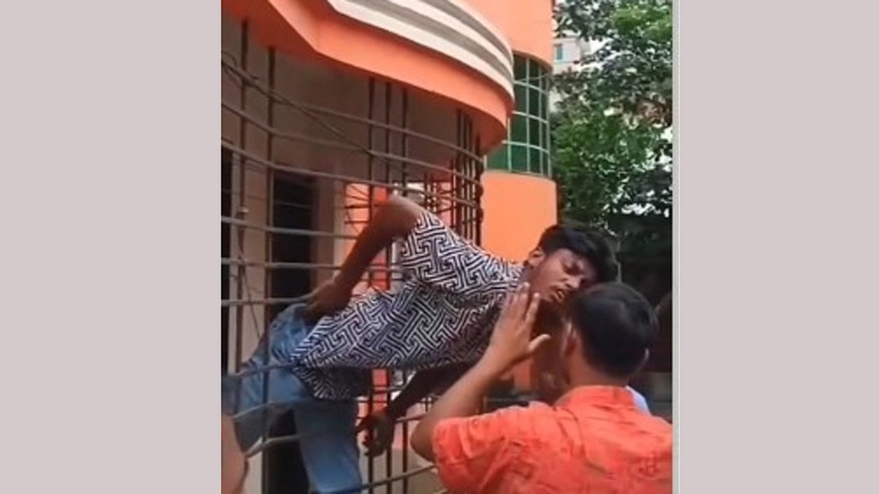 কুমিল্লায় চুরি করতে গিয়ে বারান্দার গ্রিলে তরুণ আটকা