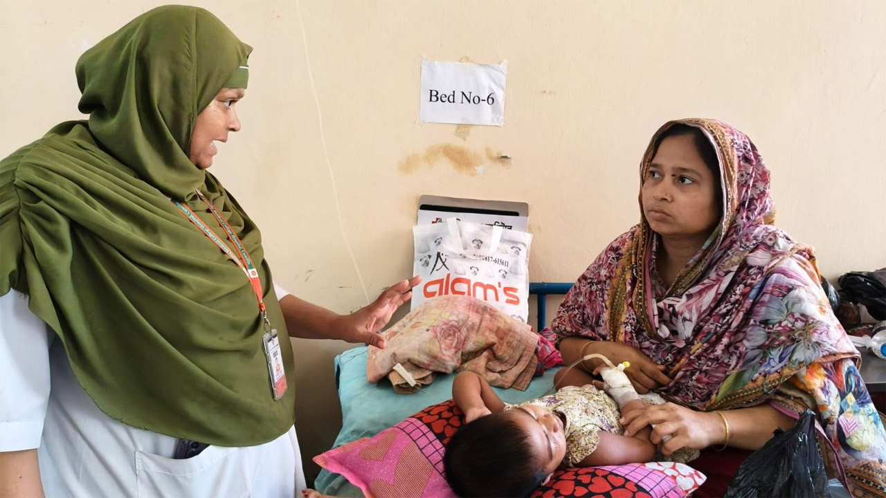 কুমিল্লা মেডিক্যাল কলেজ হাসপাতালে শয্যাসঙ্কট, মেঝেতেই চলছে চিকিৎসা