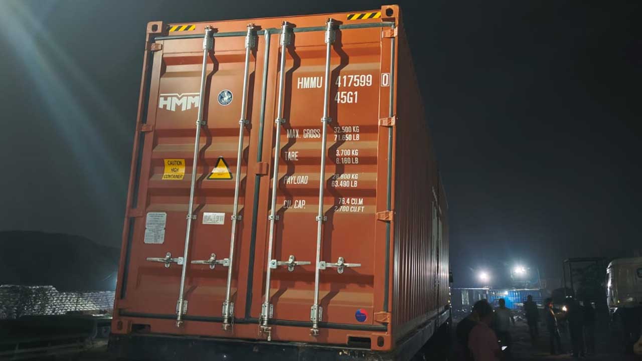 চট্টগ্রাম বন্দর থেকে ভুয়া নথিতে পোশাক কারখানার কাঁচামাল বোঝাই কন্টেইনার বের করে নেয়ার পর উদ্ধার করা হয়