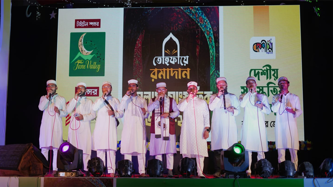 কক্সবাজার পাবলিক হল মাঠে সংগীত পরিবেশন করেন শিল্পীরা