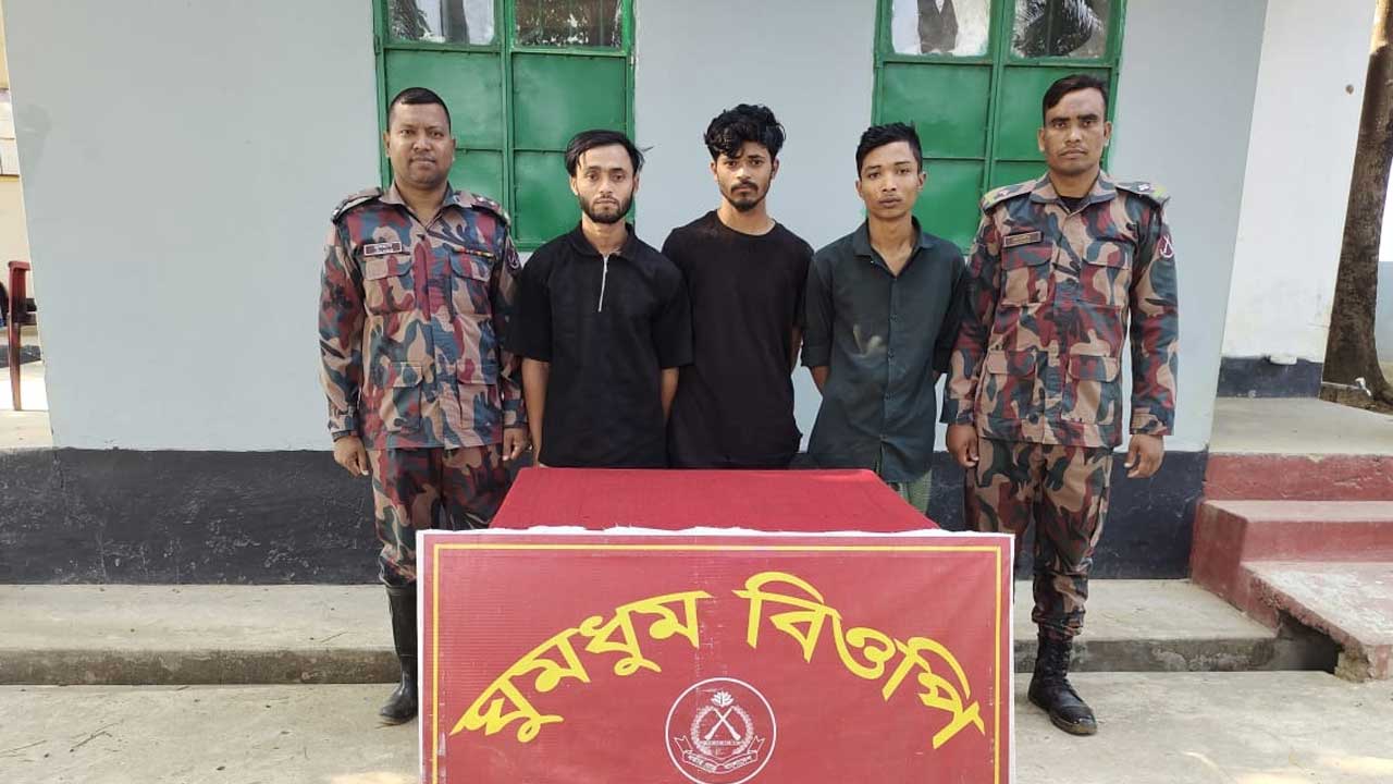 আরাকানি আর্মির জিম্মি থেকে ফেরত আনা তিন যুবক