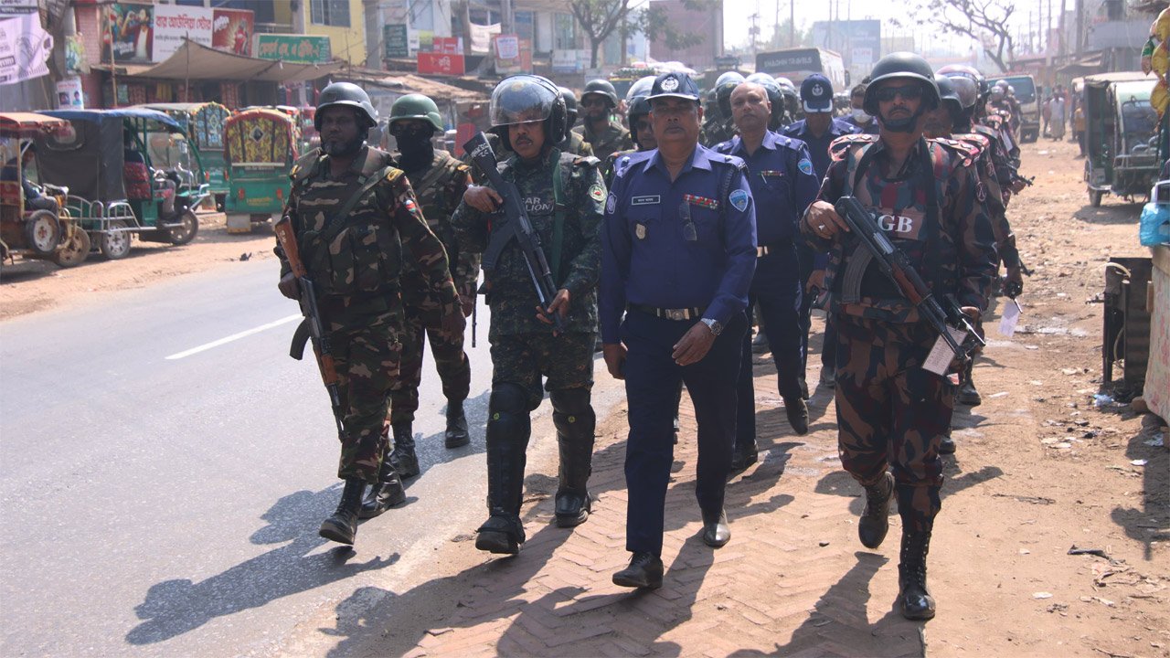 ঈদগাঁওতে যৌথ বাহিনীর দিনব্যাপী টহল