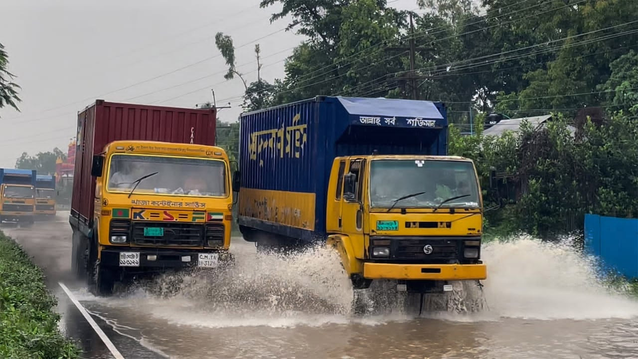 টানা বৃষ্টি ও পাহাড়ি ঢলে ঢাকা-চট্টগ্রাম মহাসড়কে হাঁটু পানি