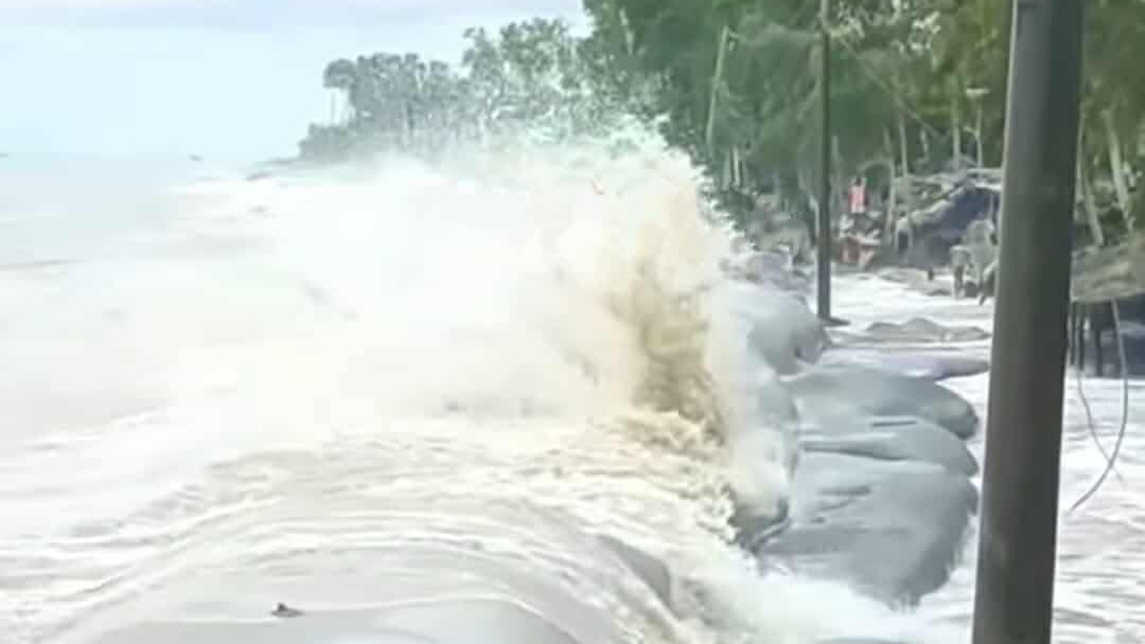 সমুদ্রের তীব্র ঢেউ আছড়ে পড়ছে বাঁধে
