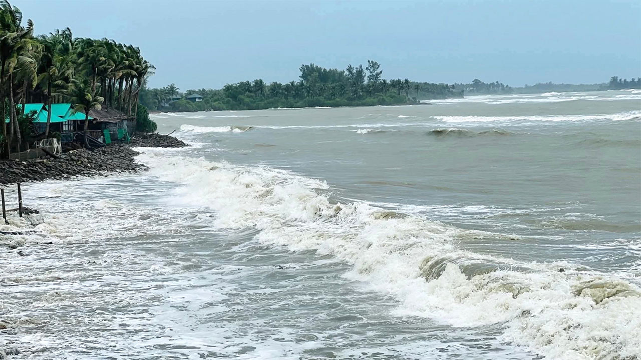কক্সবাজার সমুদ্রসৈকতে তীব্র ঢেউ
