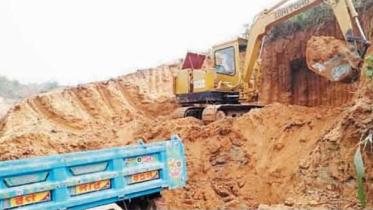 পাহাড় কাটার সময় মাটি ধসে এক শ্রমিকের মৃত্যু হয়েছে