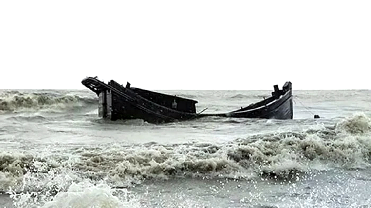 ট্রলার ডুবির ঘটনায় দুই জেলের লাশ উদ্ধার করা হয়েছে, নিখোঁজ রয়েছেন দু’জন