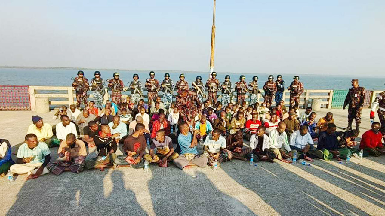 আরাকান আর্মি থেকে মুক্তি পাওয়া জেলেরা