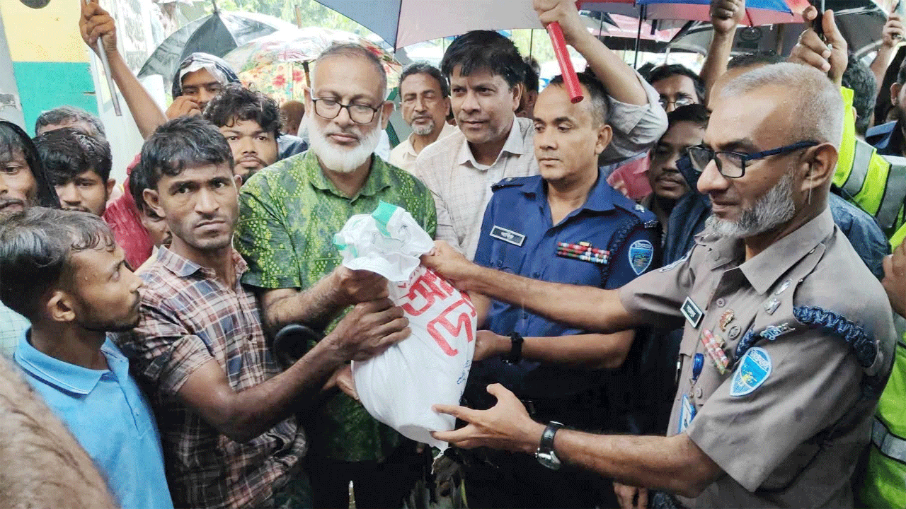 বন্যাদুর্গতদের মাঝে ত্রাণ সামগ্রী তুলে দিচ্ছেন কক্সবাজার জেলা পুলিশ সুপার