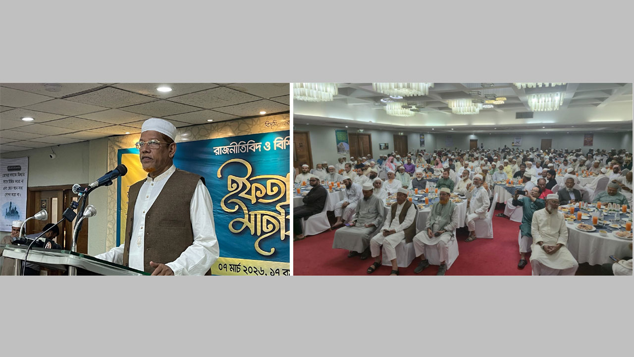 বক্তব্য রাখছেন হামিদুর রহমান আযাদ, (ডানে) ইফতারে আগত অতিথিরা