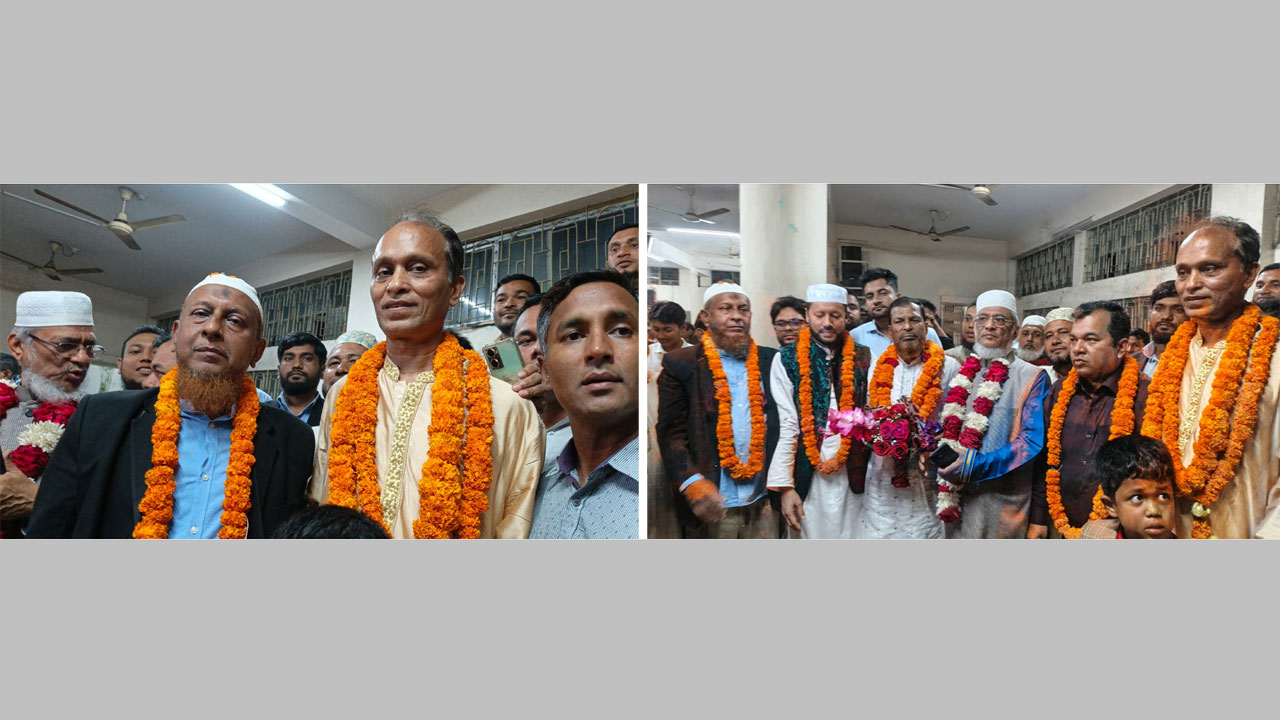 নির্বাচনে বিজয়ীদের ফুল দিয়ে শুভেচ্ছা জানানো হয়েছে