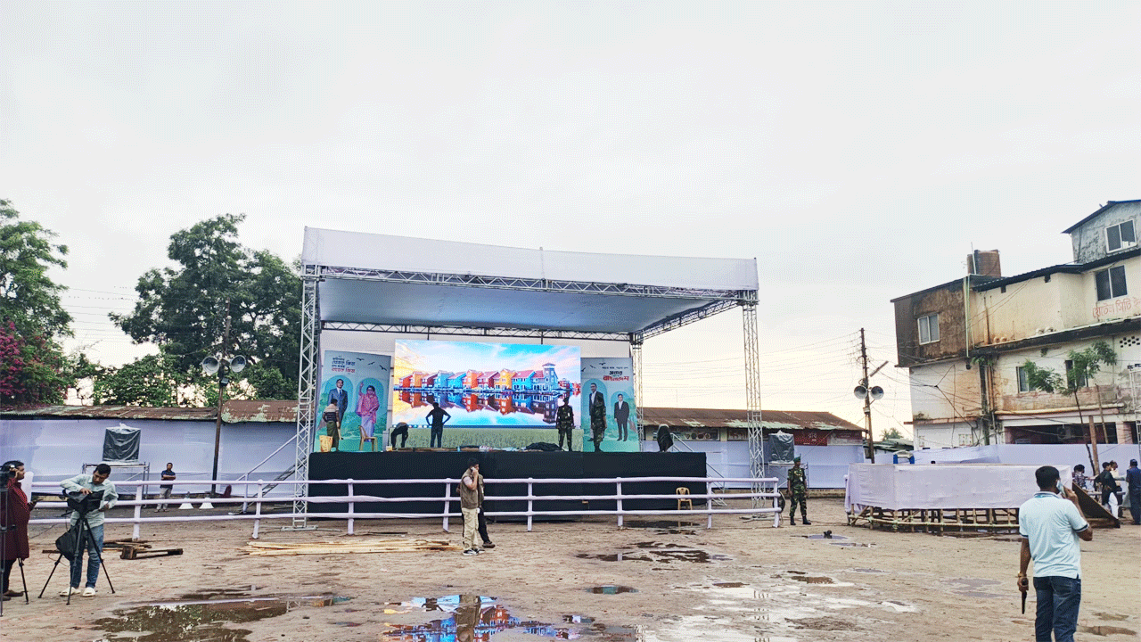 প্রধানমন্ত্রীর আগমন ঘিরে চকরিয়া পৌর শহরের বাসটার্মিনালে জনসভার মঞ্চ প্রস্তুত