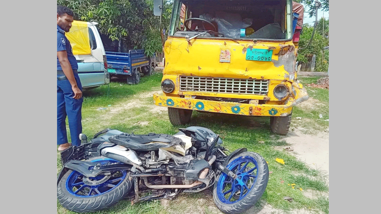 দুর্ঘটনাকবলিত মোটরসাইকেল ও ট্রাক