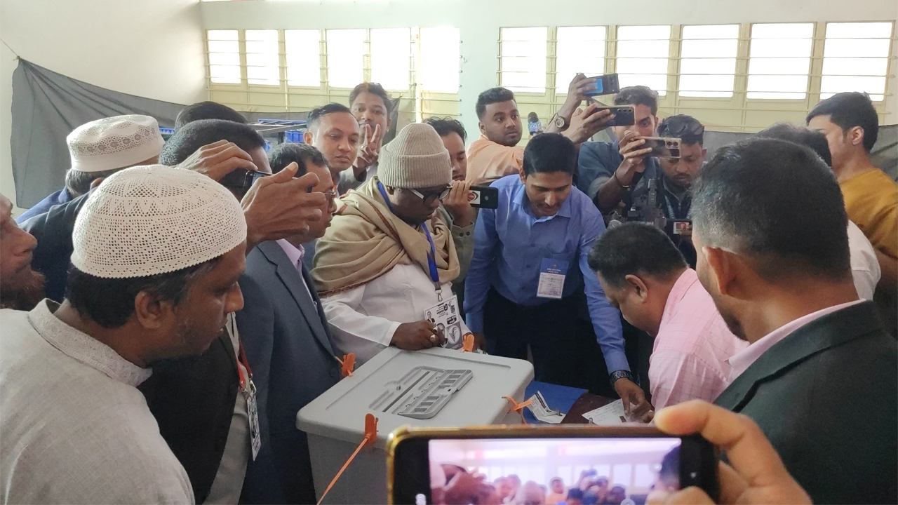 উৎসবমুখর পরিবেশে চলছে ভোটগ্রহণ