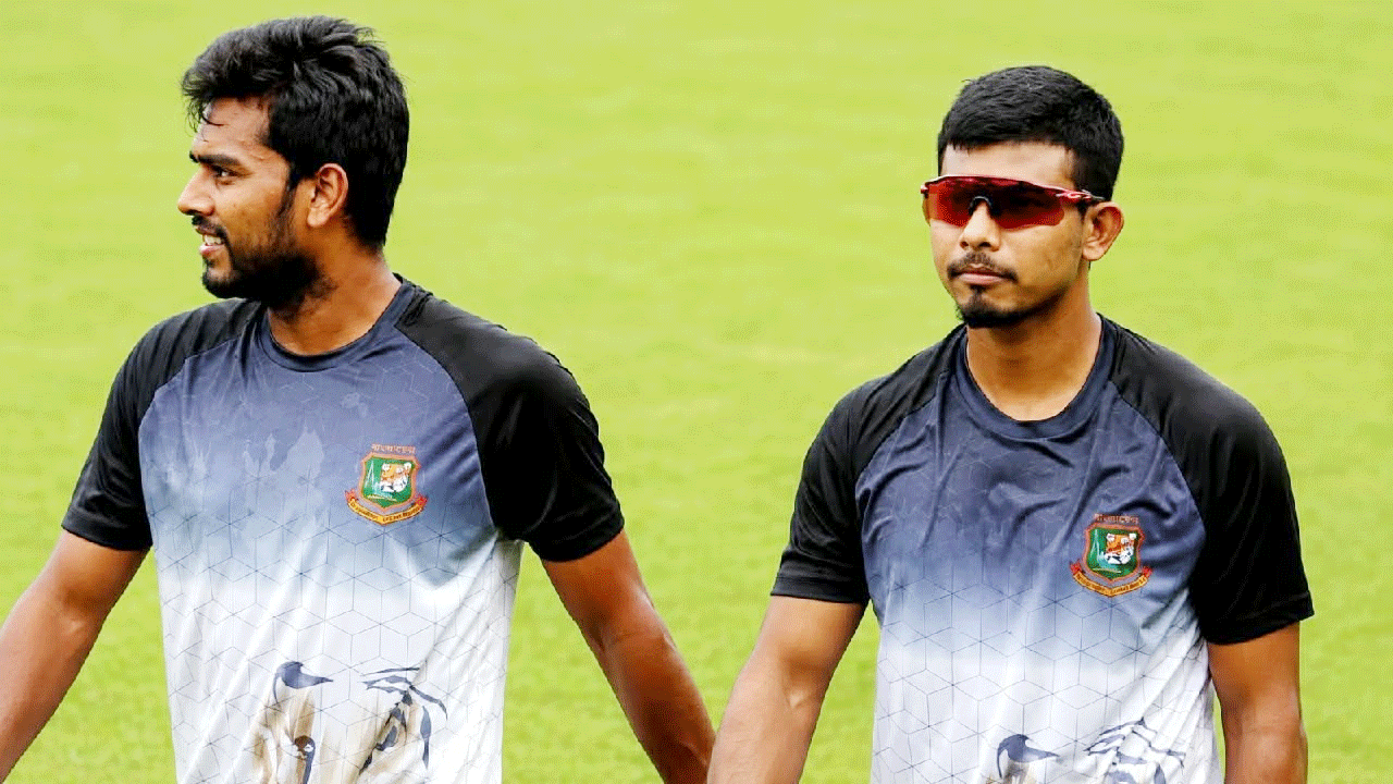 (বাম থেকে) মেহেদী হাসান মিরাজ ও মোসাদ্দেক হোসেন সৈকত