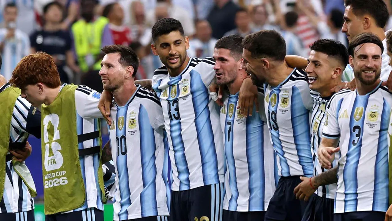 সতীর্থদের সাথে ক্রিস্টিয়ান রোমেরো