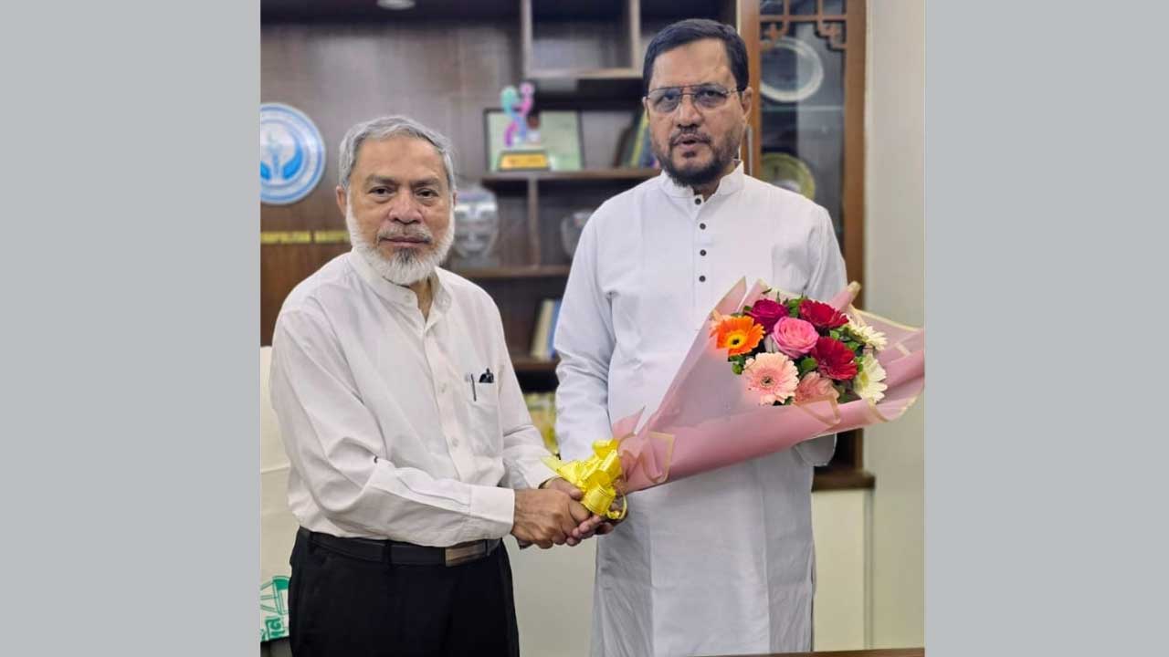 চট্টগ্রাম নগরীর মেট্রোপলিটন হাসপাতালে জামায়াত প্রার্থী ডা. একে এম ফজলুল হকের অফিসে গিয়ে সৌজন্য সাক্ষাৎ করেন চট্টগ্রাম-৯ আসনে বিজয়ী বিএনপি প্রার্থী আবু সুফিয়ান