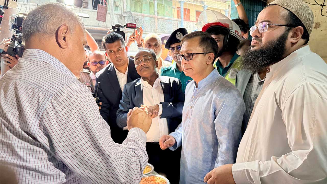 চট্টগ্রামের খাতুনগঞ্জ পাইকারি বাজারে দ্রব্যমূল্য পরিস্থিতি  পরিদর্শন করেন বাণিজ্যমন্ত্রী খন্দকার আব্দুল মুক্তাদির