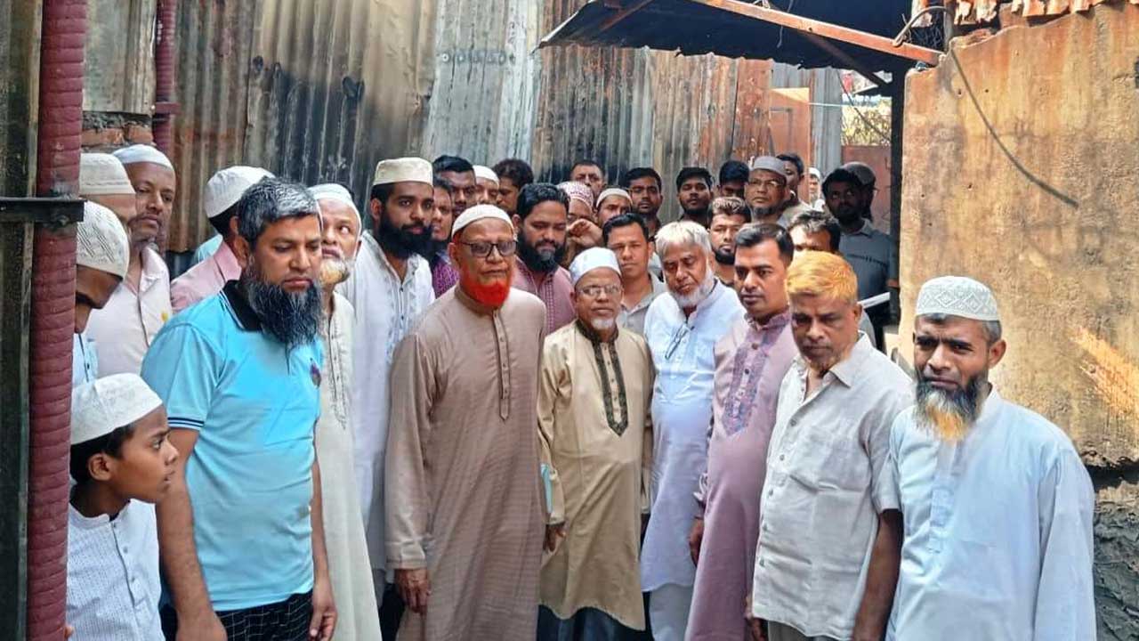 অগ্নিকাণ্ডে ক্ষতিগ্রস্ত  চট্টগ্রামের চৌধুরী মার্কেট এলাকা পরিদর্শন করেন ইপিজেড থানা জামায়াত নেতারা