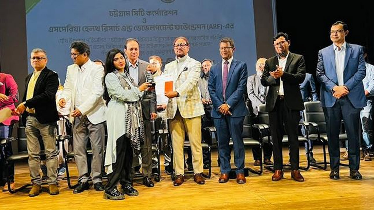 গবেষণা প্রতিবেদন উপস্থাপন অনুষ্ঠানে চসিক মেয়রসহ অন্যরা