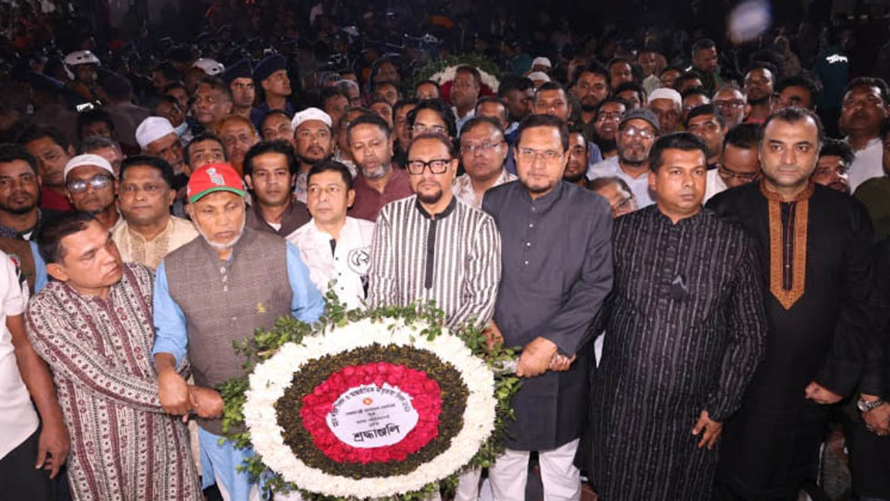 চট্টগ্রাম কেন্দ্রীয় শহীদ মিনারে ভাষা শহীদদের প্রতি মেয়রসহ অন্যদের শ্রদ্ধা