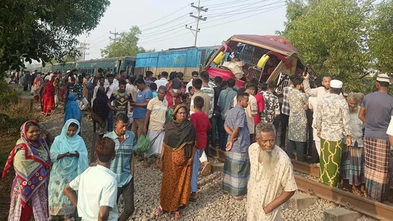 কুমিল্লার পদুয়ার বাজারে দুর্ঘটনা কবলিত বাস ও ট্রেন