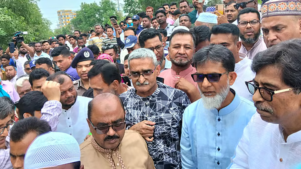 কুমিল্লার পদুয়ার বাজার রেলক্রসিংয়ে দুর্ঘটনাস্থল পরিদর্শন করেন রেল প্রতিমন্ত্রী হাবিবুর রশিদ