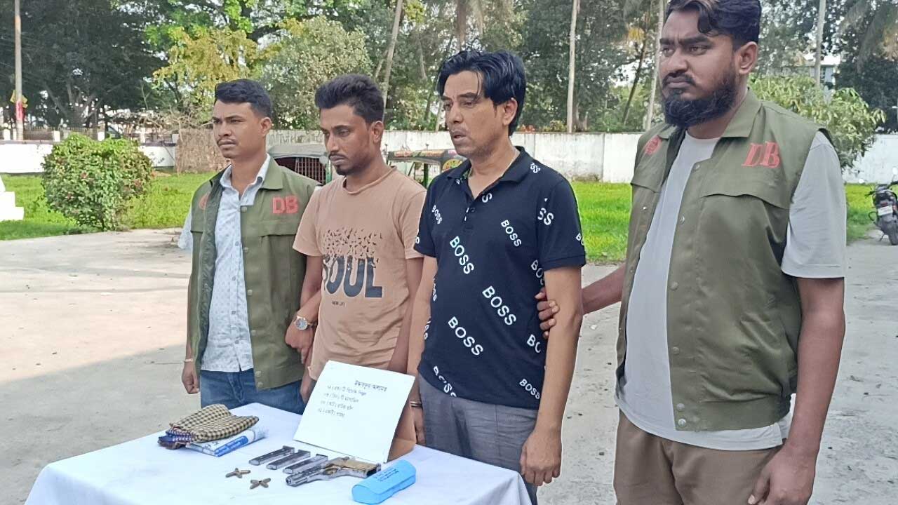 কুমিল্লায় মাদকাসক্তি নিরাময় কেন্দ্র থেকে পিস্তলসহ গ্রেফতারকৃতরা