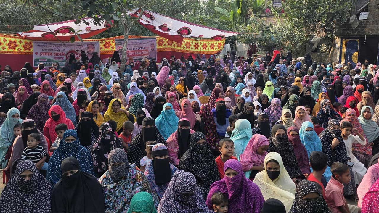 বুড়িচংয়ে নারী ভোটারদের নিয়ে জামায়াত প্রার্থীর পক্ষে উঠান বৈঠকের আয়োজন করা হয়