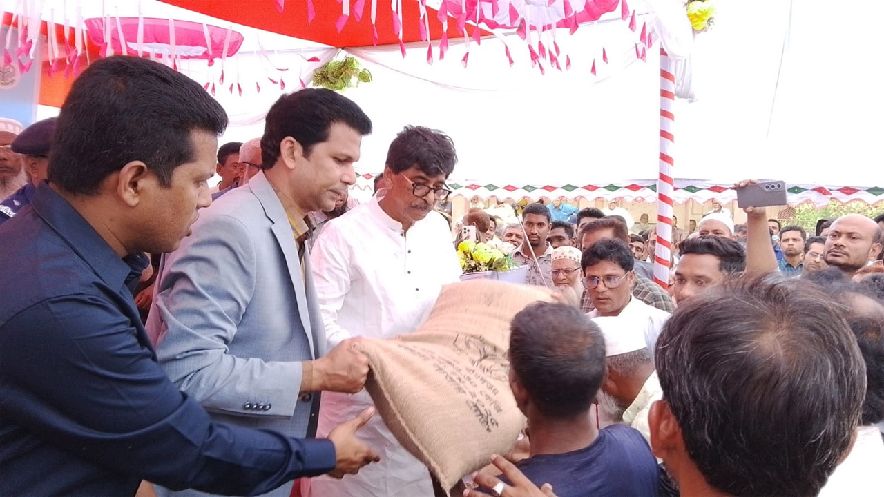 চাল বিতরণ কার্যক্রম উদ্বোধন করছেন খাদ্যমন্ত্রী