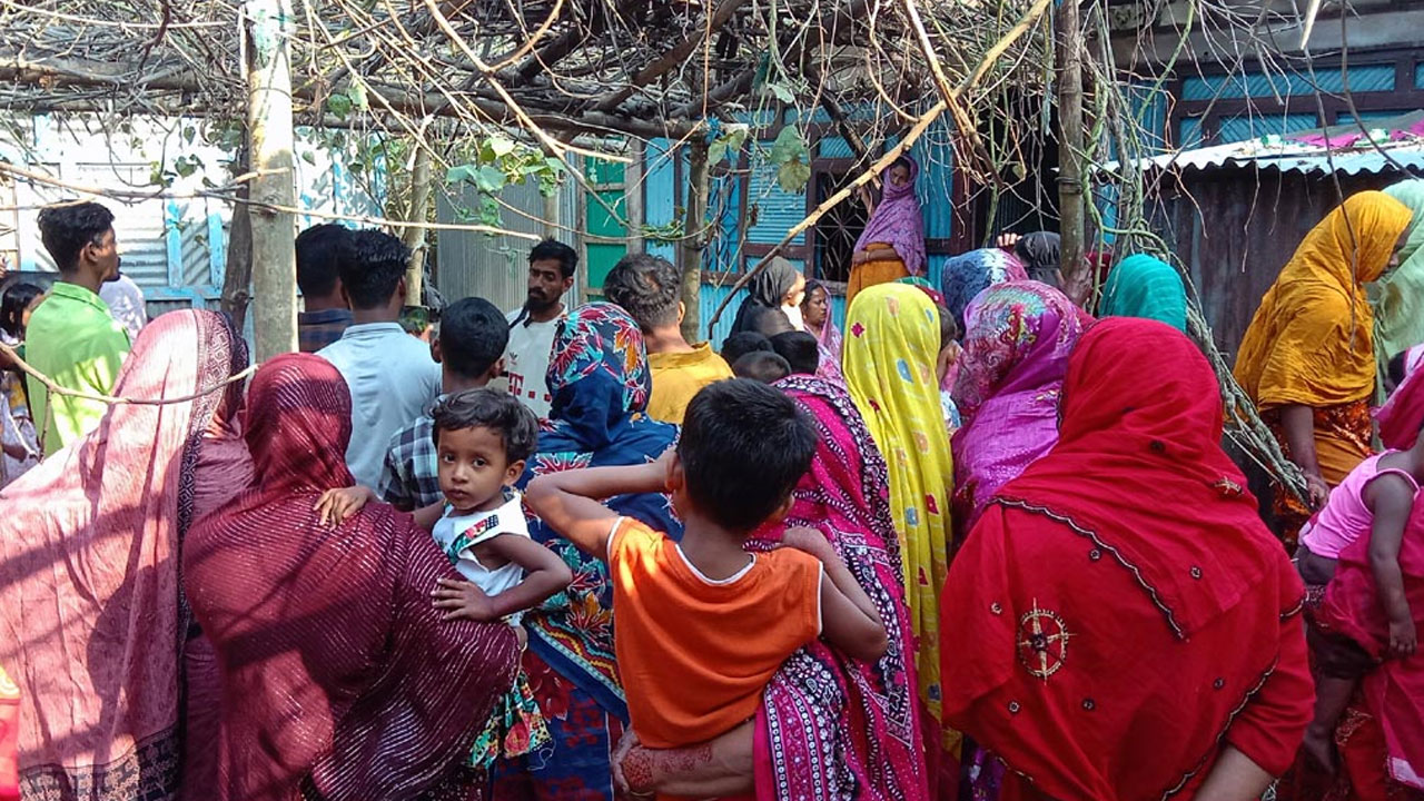 ঈদের দিন মারধরে হত্যার ঘটনায় ঘটনাস্থলে এলাকাবাসীর ভিড়