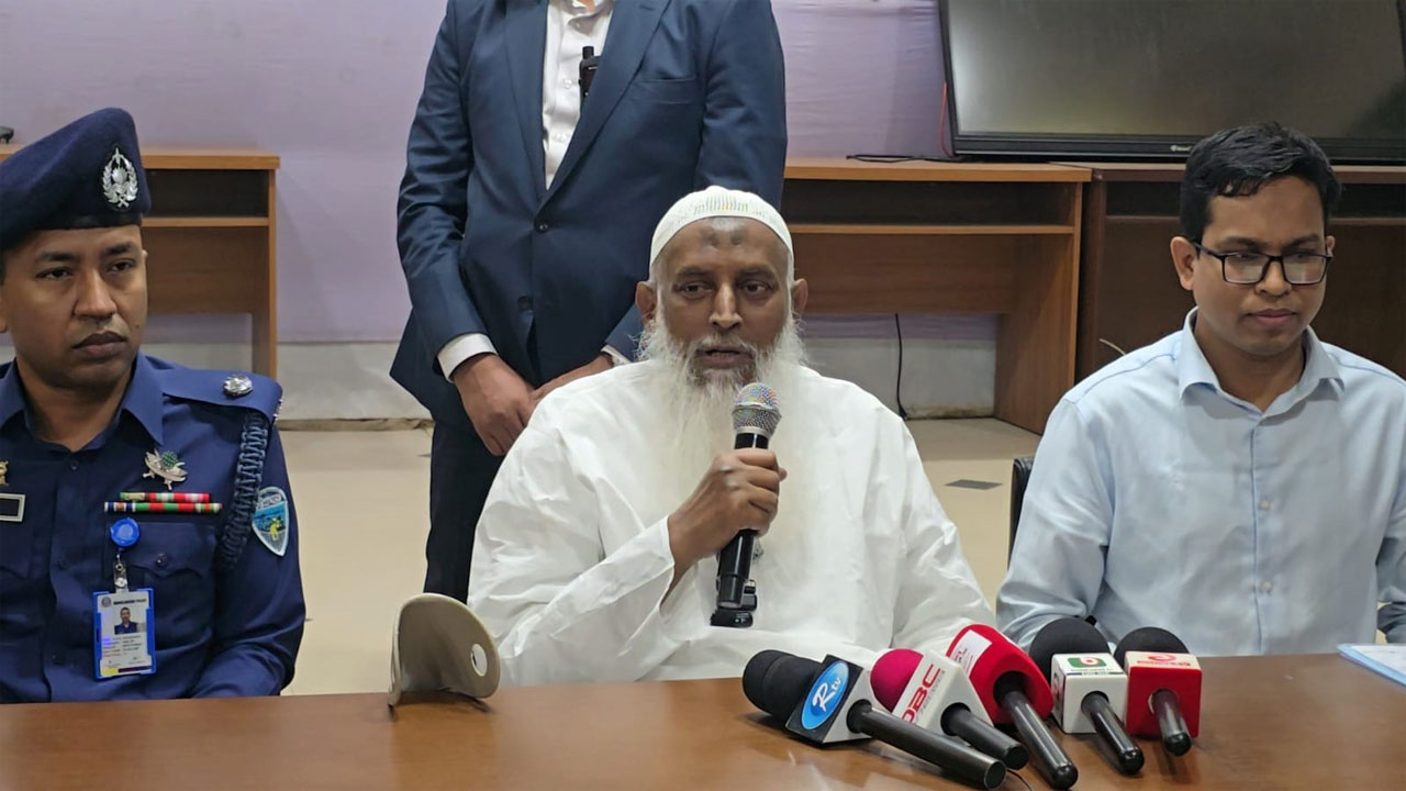 মতবিনিময় সভায় বক্তব্য রাখছেন ধর্মমন্ত্রী কাজী শাহ মোফাজ্জল হোসাইন কায়কোবাদ