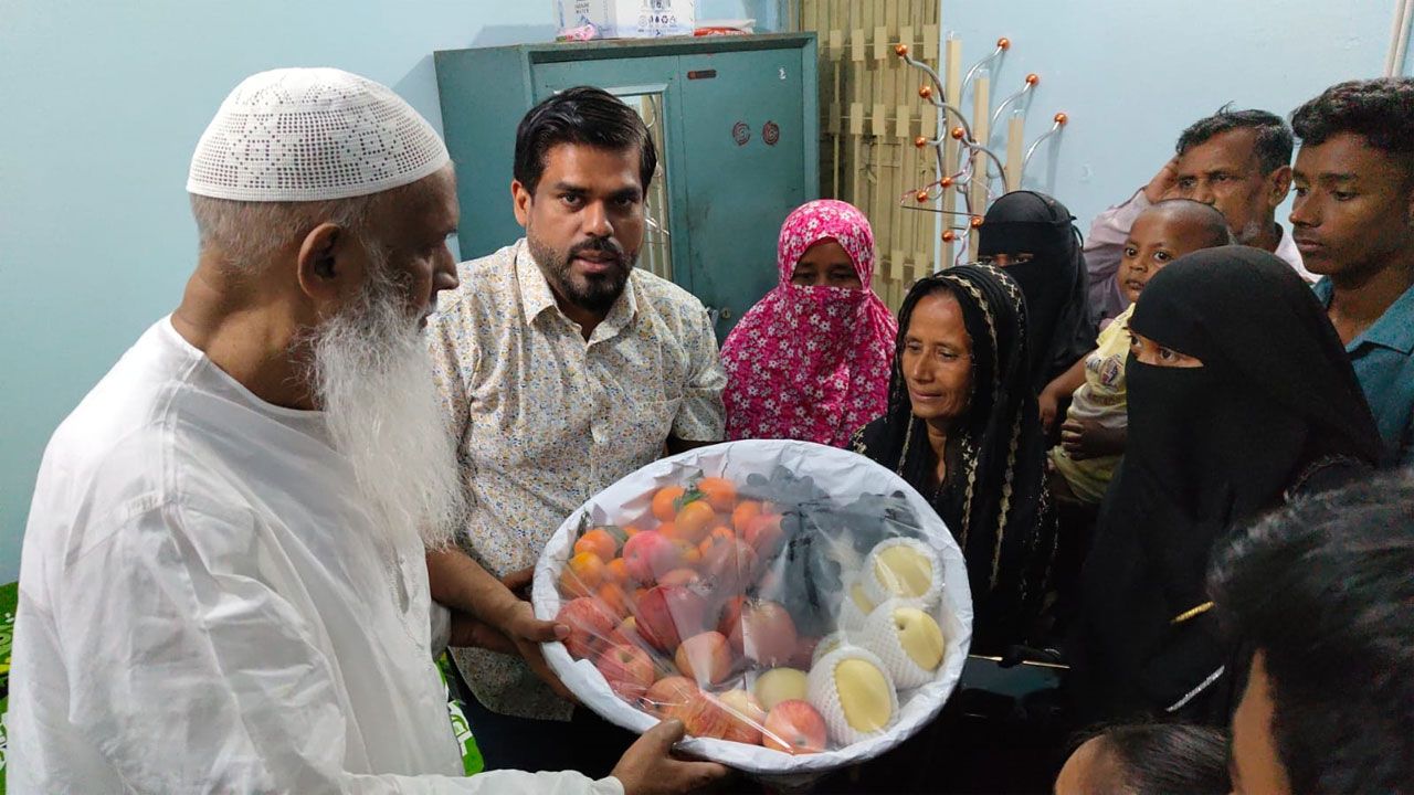 জুলাই শহীদ পরিবারের কাছে উপহার তুলে দিচ্ছেন ধর্মমন্ত্রী
