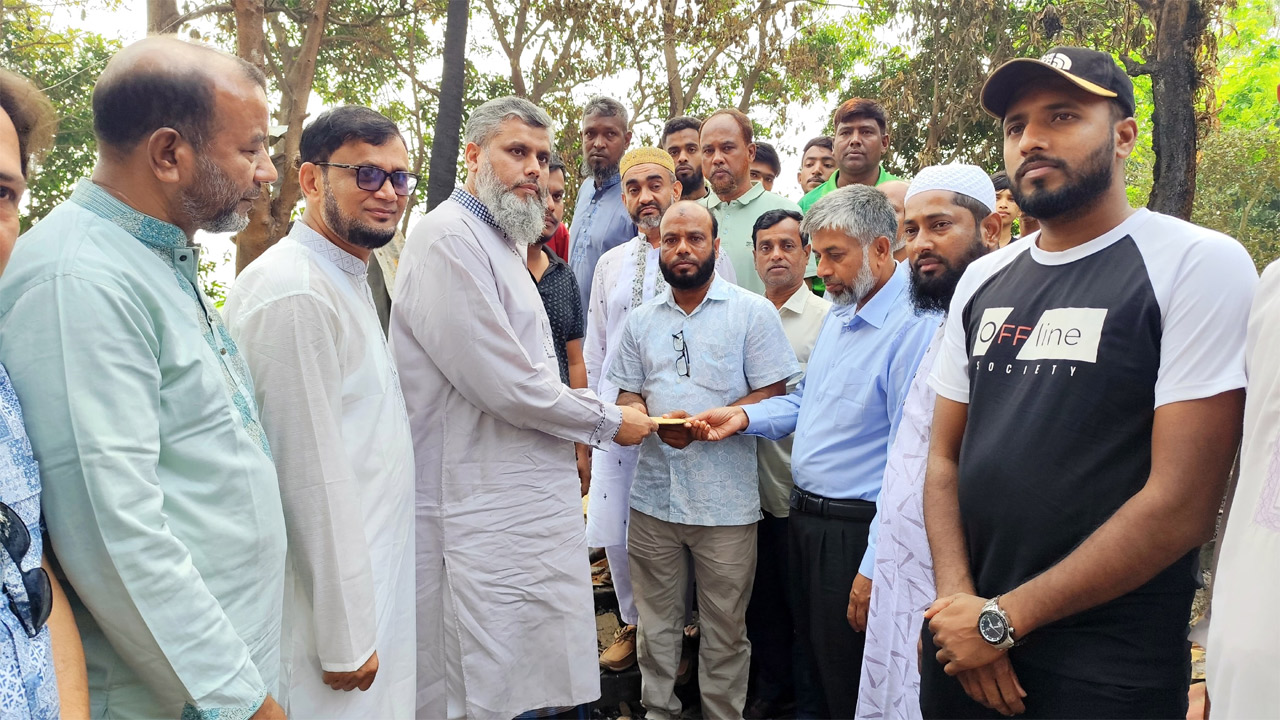 আগুনে ক্ষতিগ্রস্ত পরিবারকে ধর্মমন্ত্রীর পক্ষ থেকে আর্থিক অনুদান বিতরণ
