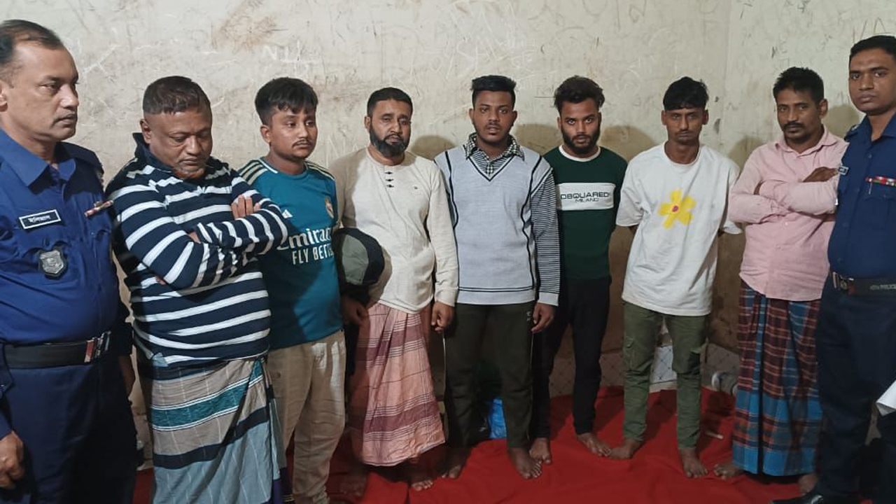 পুলিশের ওপর হামলাকারীরা।