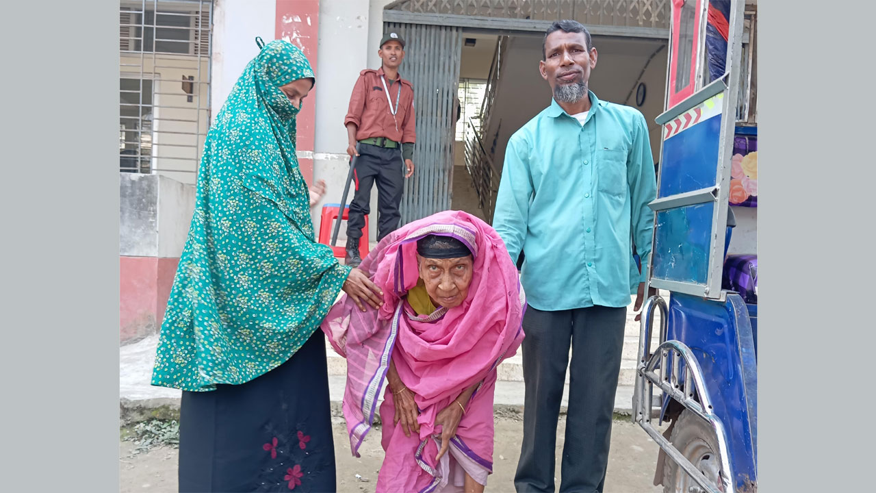 দু’জনের হাতে ভর করে ভোট দিলেন শতবর্ষী পেয়ারা বেগম