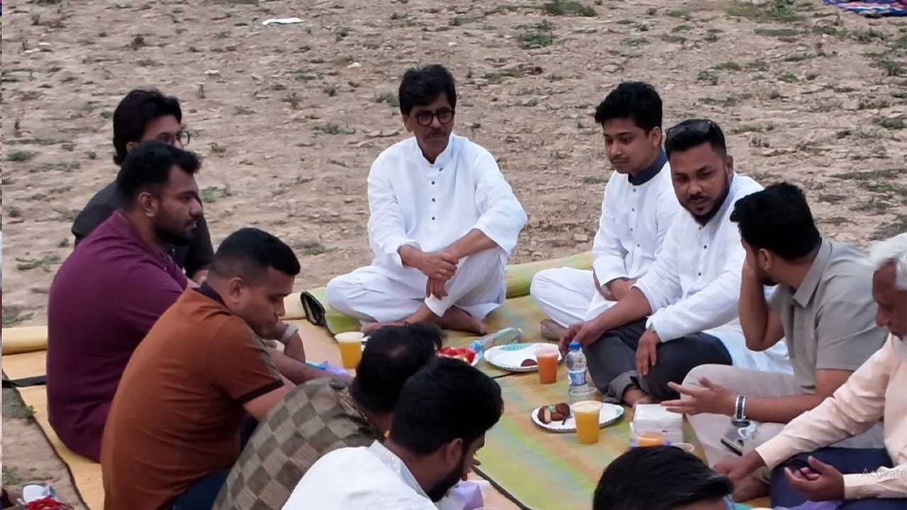 স্থানীয় যুবকদের সাথে ইফতার করছেন কৃষিমন্ত্রী
