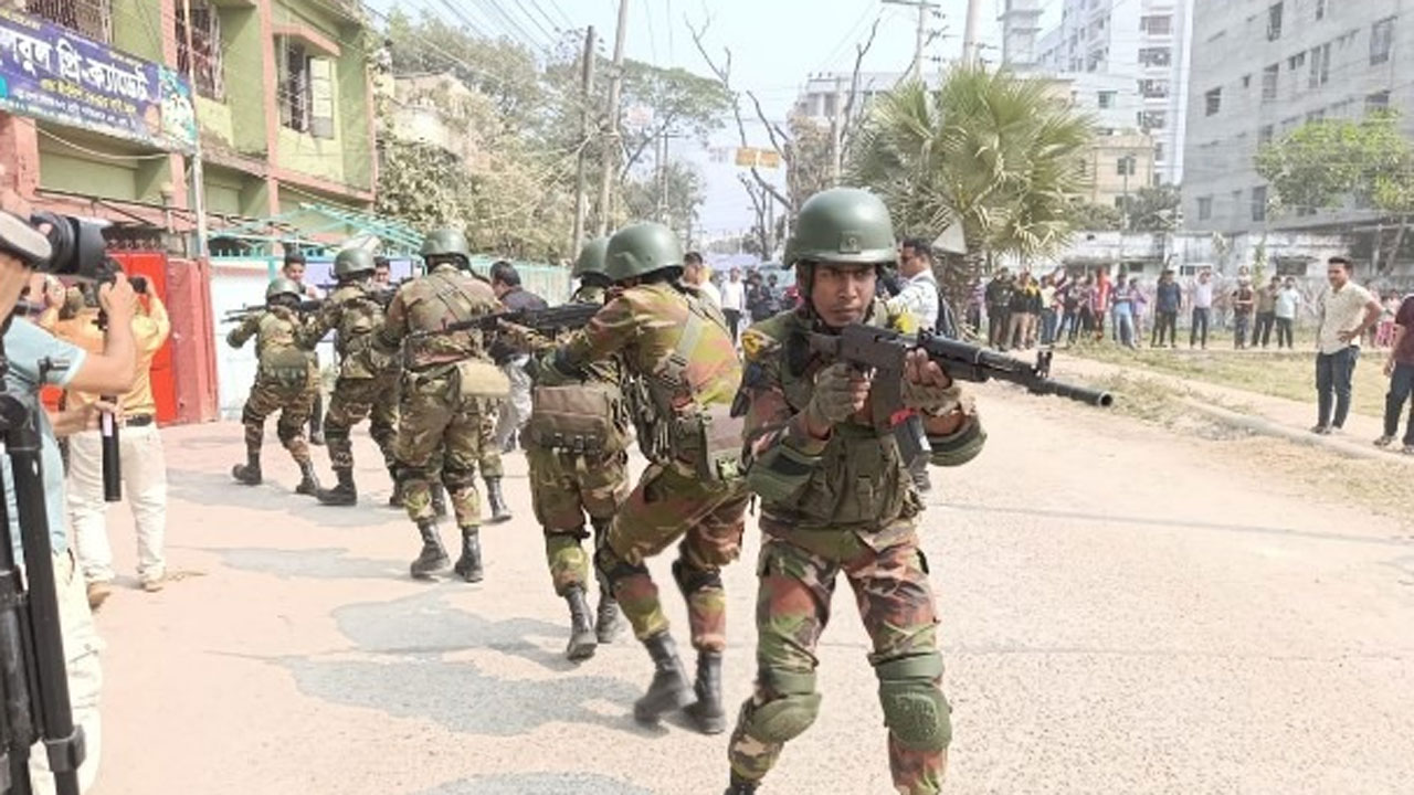 কুমিল্লায় আইনশৃঙ্খলা বাহিনী