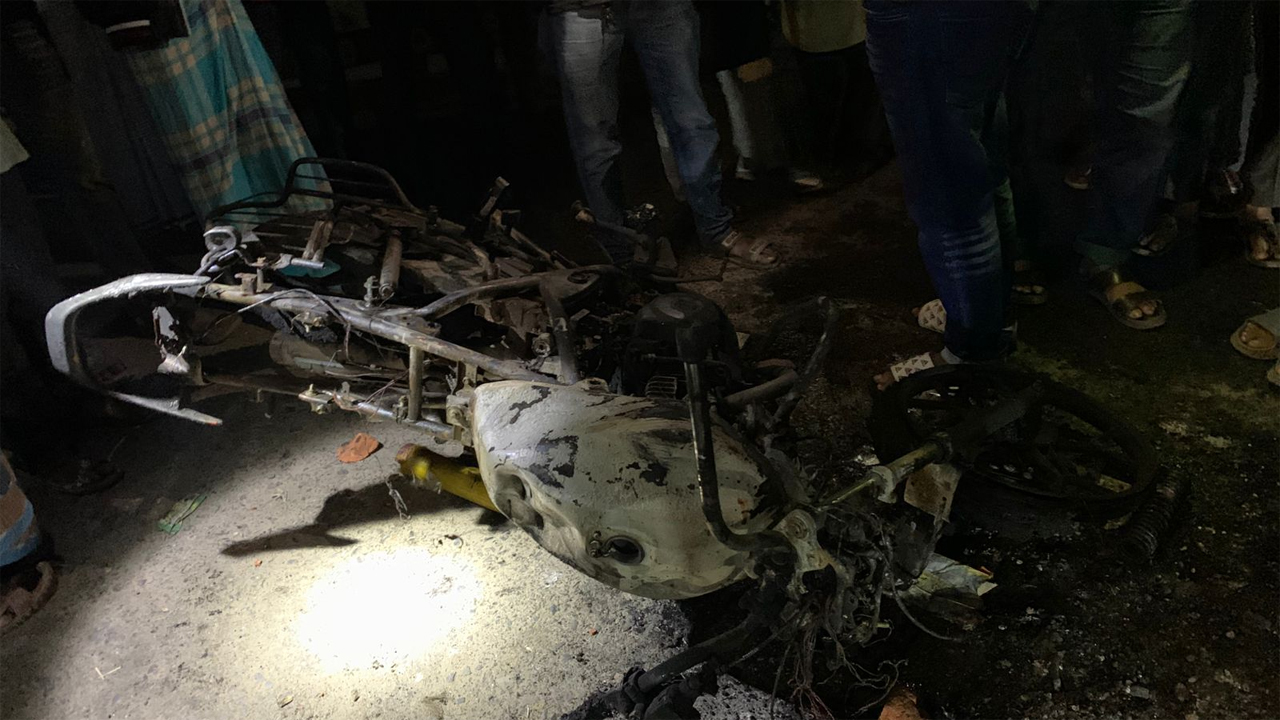 জ্বালিয়ে দেয়া মোটরসাইকেল।