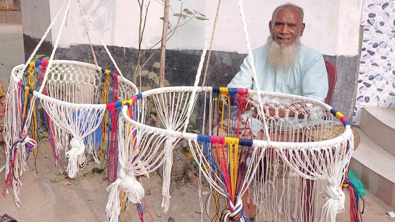 রঙিন দোলনা।