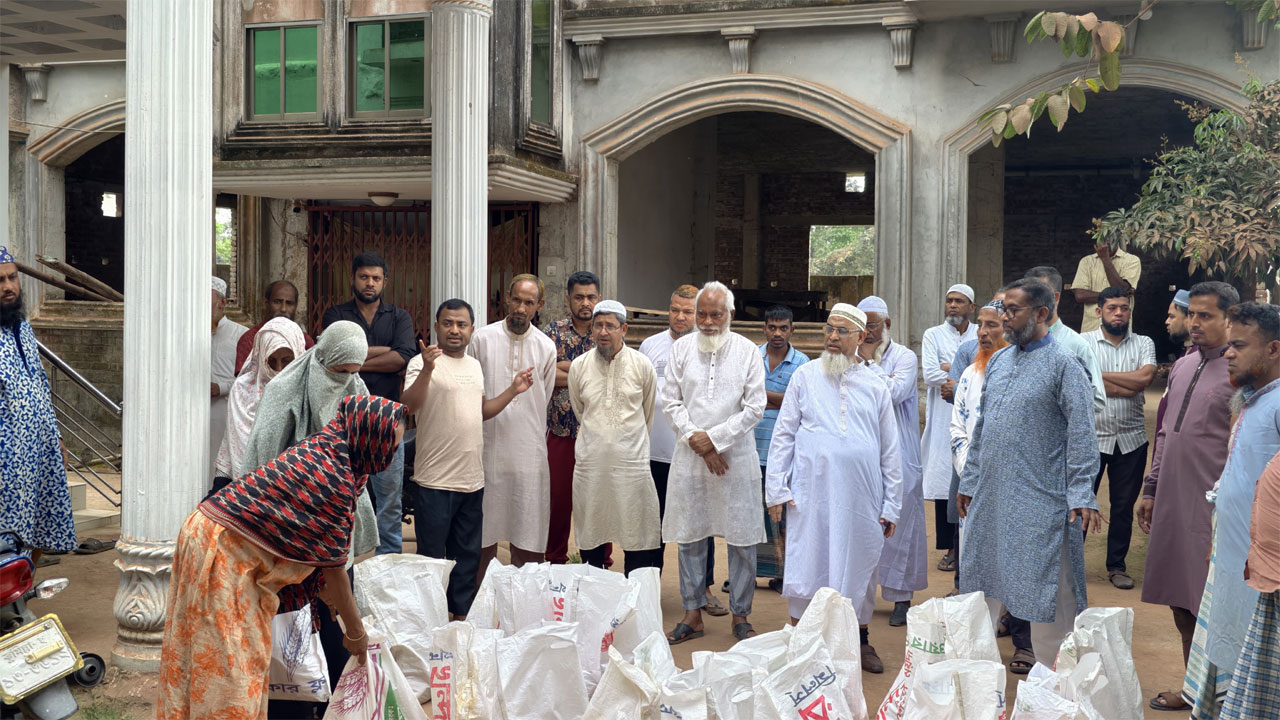 আমড়াতলী ইউনিয়নের অসহায় মানুষদের মাঝে ঈদ সামগ্রী বিতরণ