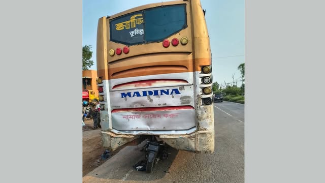 বাসের তলে চলে যাওয়া মোটরসাইকেল