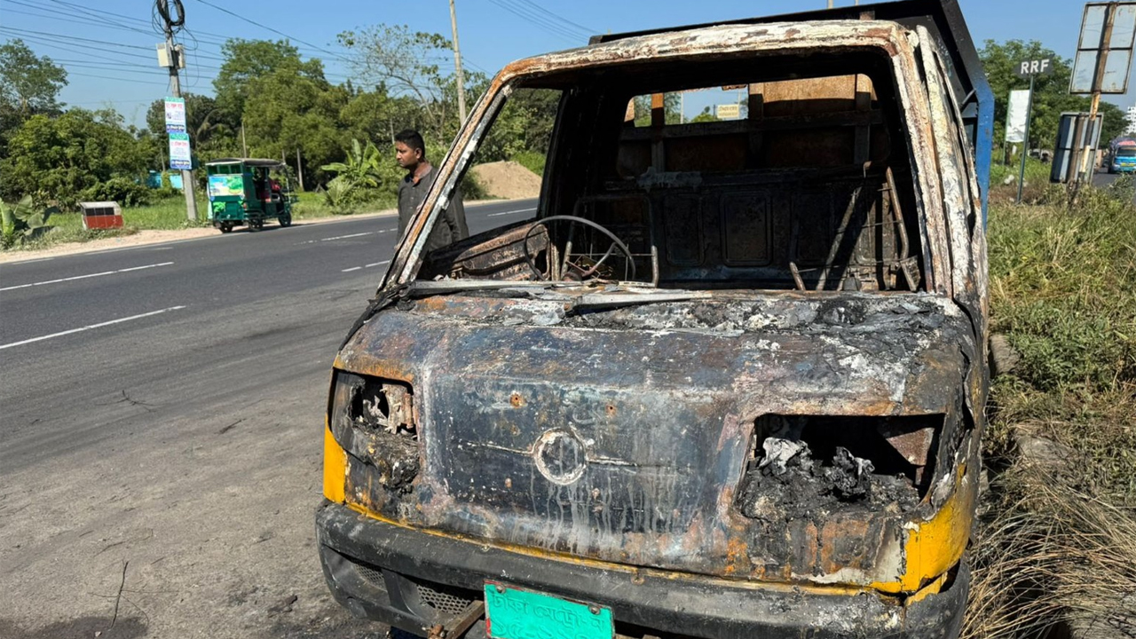পিকআপভ্যানে আগুন।