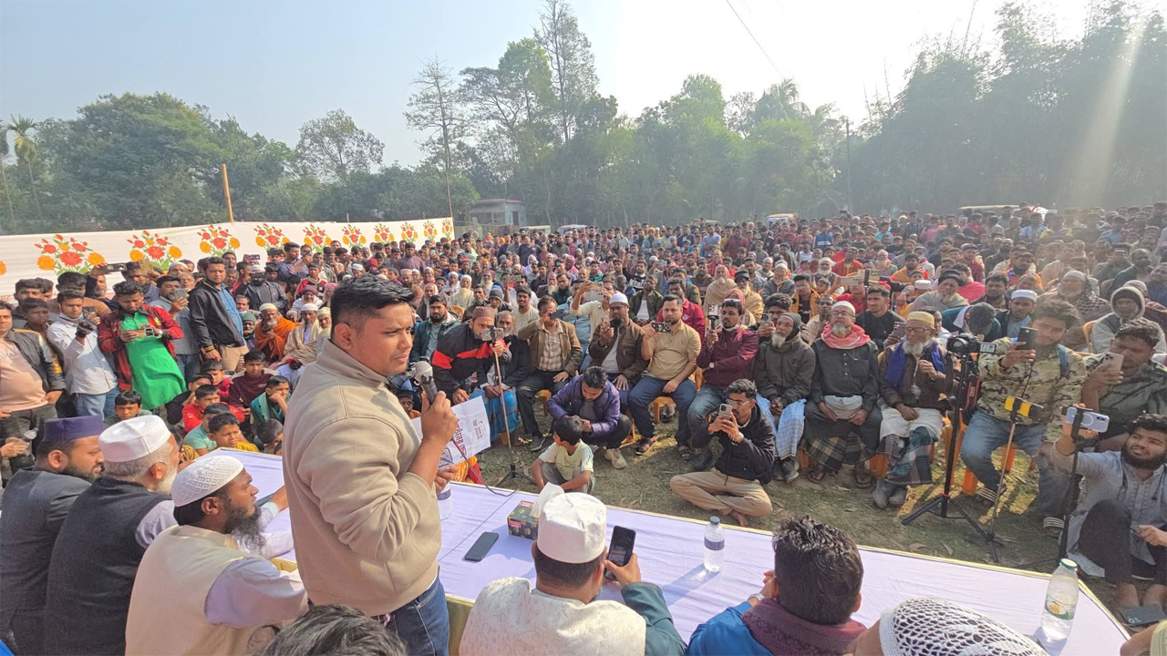 উঠান বৈঠকে বক্তব্য রাখছেন হাসনাত আবদুল্লাহ