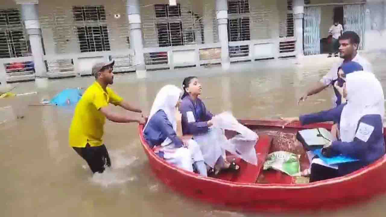 নৌকায় চড়ে পরীক্ষাকেন্দ্রে যাচ্ছে শিক্ষার্থীরা